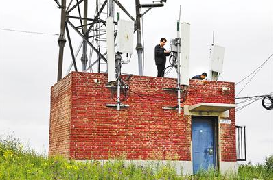移動建設者使用倒鏈解決塞罕壩5G基站設備吊裝難題
